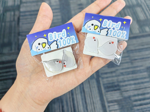 这几天俩眼一睁就是买买买，分享一些最近淘到的耳饰和洗护用品✧*。٩(ˊωˋ*)و✧*。1️⃣文鸟亚克力耳钉，买了灰文鸟和白文鸟两款，好像浮在耳边的小小云朵，圆墩墩的小胖鸟怎么这么可爱！2️⃣薇姿绿瓶洗