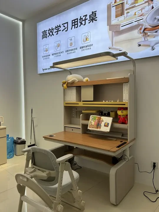 合肥的第一家爱果乐儿童桌椅专卖店