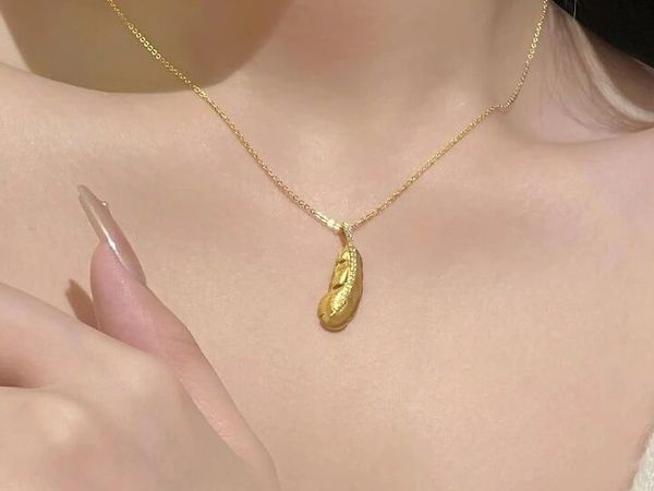 被问了N遍的羽毛链！周生生的审美好牛！