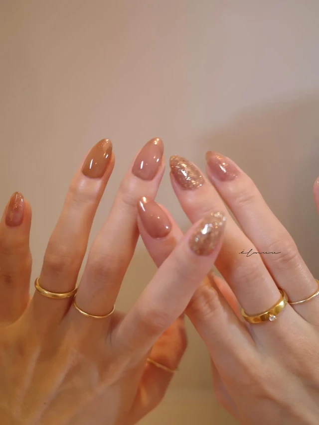 nails🦢
秋冬焦糖感美甲💅
	
#极简美甲 #日系美甲 #这个秋冬就美德拉了
#爆闪美甲  #老钱风美甲 #秋冬美甲 #金箔美甲
#美甲师审美提升 #焦糖色美甲  #美甲ins
	
ig：miii