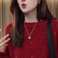 红色宽松毛衣，显白提气色，超有气质！