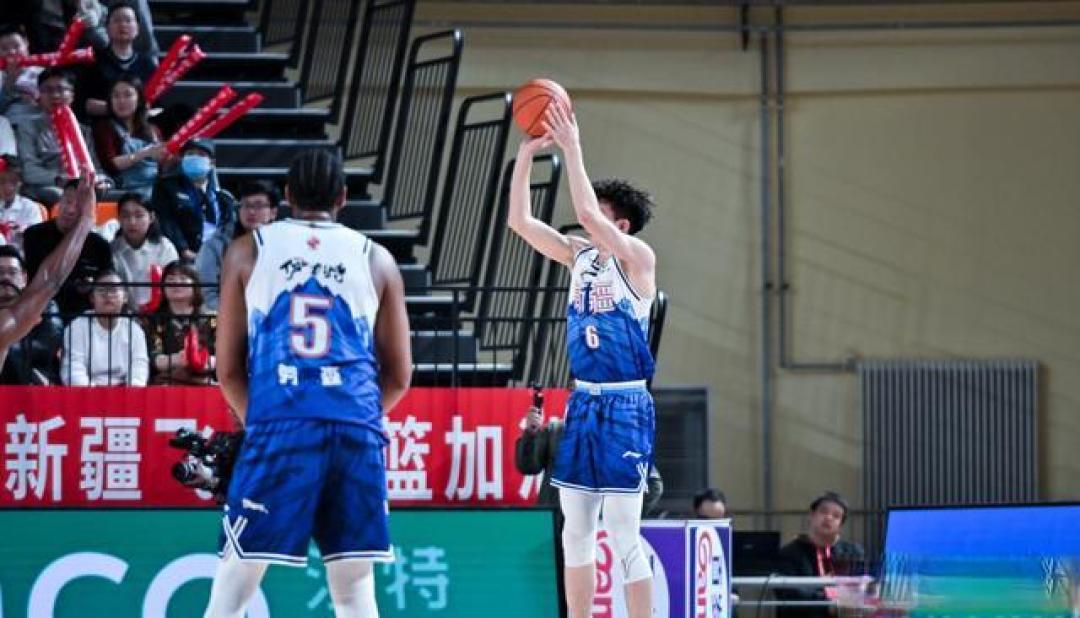 17年不胜终结!青岛客场爆冷掀翻新疆,主帅刘炜遭球迷质疑