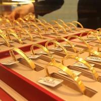 金价飙升至1400元/克，新人硬着头皮买，有人选择折现