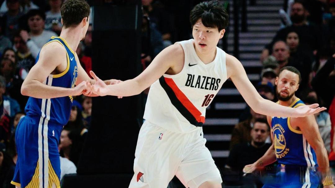 8分钟4+2+2!杨瀚森惊艳复出,教练点评却暗藏深意
