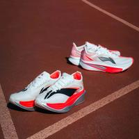 李宁飞电 vs 特步两千公里？87位跑者实测后，答案出乎意料