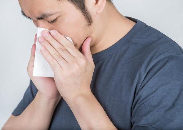 糠酸莫米松鼻喷雾剂治疗过敏性鼻炎，早上喷还是晚上喷？