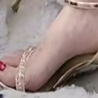 一字带凉鞋的时尚选择