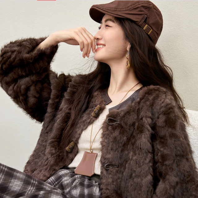 尚都比拉推出复古风毛绒外套 ，百搭又暖和！