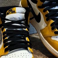 Air Jordan 1黄白黑配色球鞋开箱体验与细节赏析