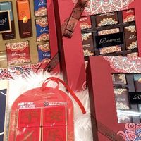 圣诞礼盒堆满桌，甜与奢都入怀