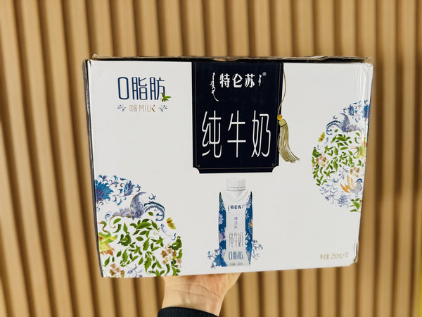 双旦好物，特仑苏脱脂牛奶