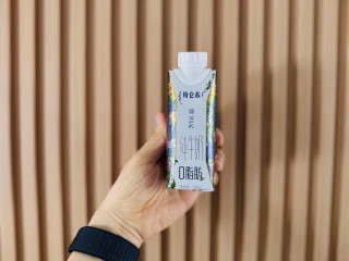 双旦好物，特仑苏脱脂牛奶