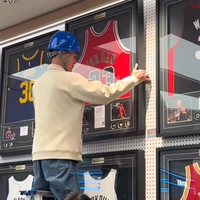 乔丹亲笔签名球衣售价13.8万元 胖东来客服：商品保真 已售出一件