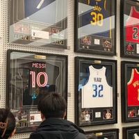 胖东来，开始卖13.8万的乔丹球衣了，梅西签名款首日售出