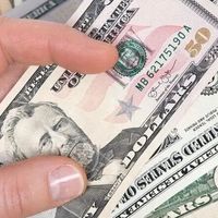 人民币贬值，抄底进口商品是良机还是陷阱？1200+用户观点大碰撞