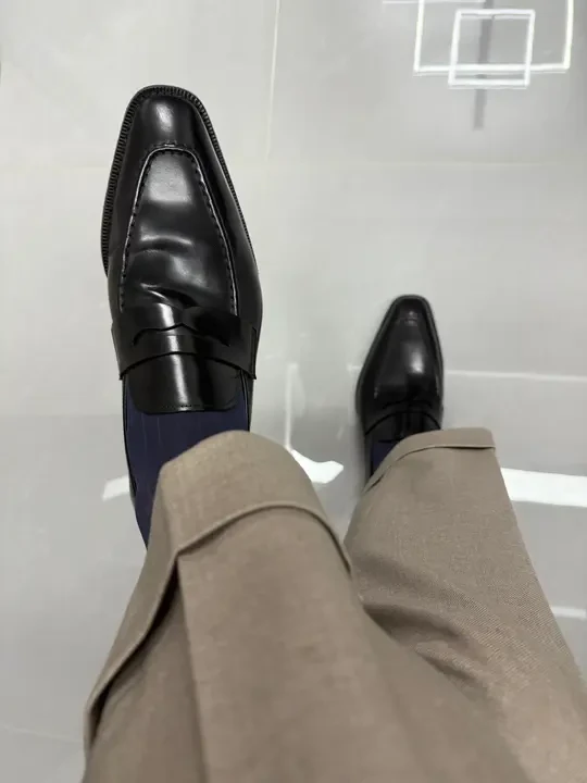 作为一个细节控，选皮鞋真的会抠到每个缝线和鞋型🤏
这双乐福鞋的方头设计太戳我了，线条利落又不会太凌厉，黑亮的皮质光线下看质感拉满，搭卡其色西裤+藏青条纹袜，商务感里带点休闲调调，日常通勤穿也不闷。
男