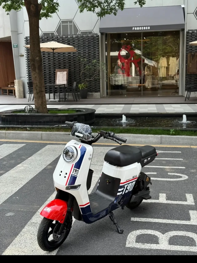 全新深远T90动力版 动力强劲，支持48V/60V电
全新深远T90动力版 动力强劲，支持48V/60V电压，最高续航可选达200多公里的！这辆电动车是全新的。适合想要高性能电动车的小伙伴，支持同城自