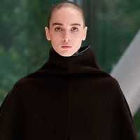 ALAÏA 2026冬春系列服装，勾勒重塑身材的轮廓，释放出极致的张力