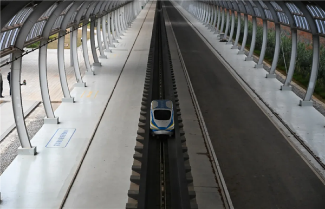 贴地飞行!5.3秒飙到800km/h 国产高铁模型车刷新世界纪录