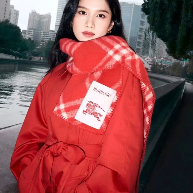 今年新年就照着张婧仪这么穿！张婧仪出镜Burberry贺岁大片