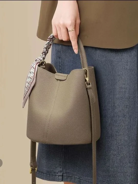 气质真皮女包菜篮子系列2025新款头层牛皮大容量轻奢手提水桶包女#手提包 #手提水桶包 #气质真皮女包#新款头层牛皮包包