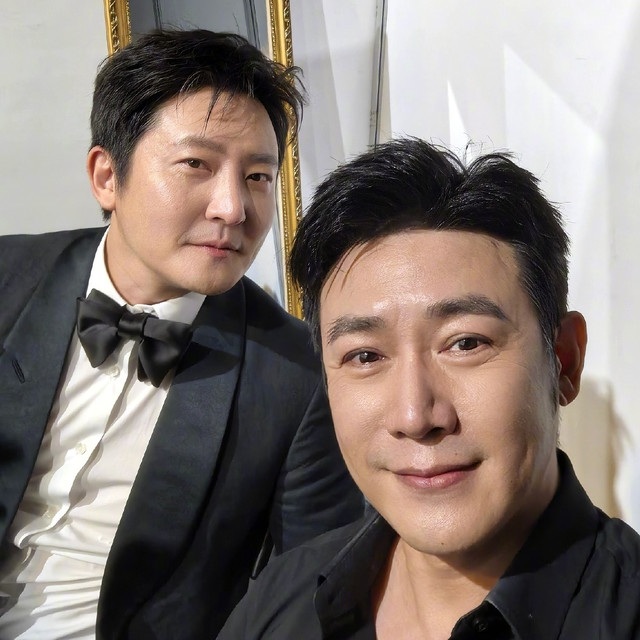 郭京飞怎么成“窝囊废总教头”的？尤其戴上眼镜之后，窝囊味太浓