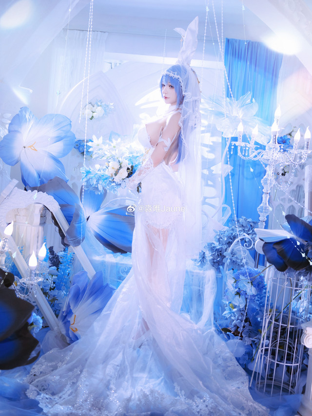 #碧蓝航线#碧蓝航线 【✨卷🌸里揪个100r和一本写真本✨】迎接元旦，第二本碧蓝系列也诞生啦！分别收录了五个角色不同造型   获取见p8真的特别特别用心也真的很顶前后期都投入了很多的时间准备和巨大的成