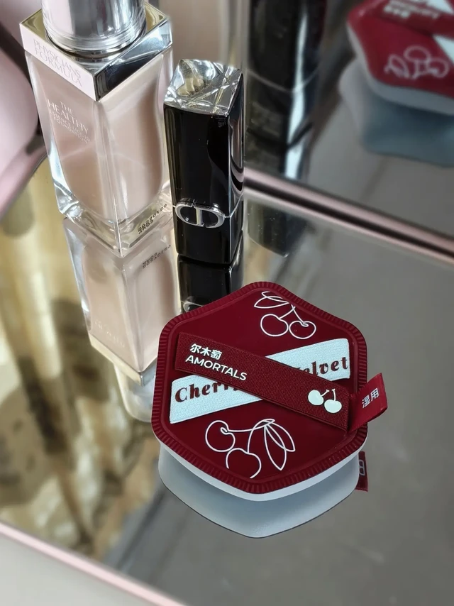 连粉扑都有了新年的味道🍒