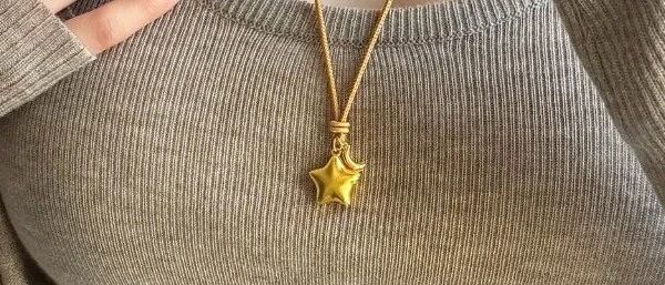 黄金星星项链阳光下闪闪发光