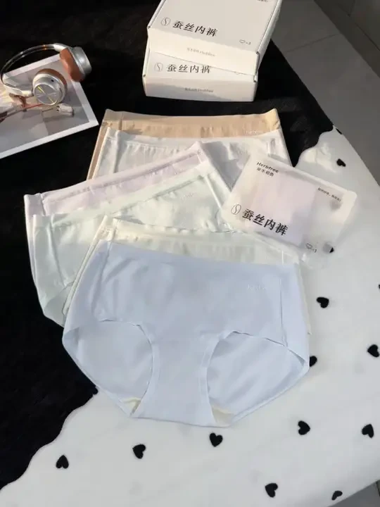 #草本初色 太懂女生了！这款轻奢无菌蚕丝内裤，真的好看又好穿！100%的桑蚕丝加长底裆，10A抑菌，透气又亲肤！追求舒适健康的姐妹一定要试试！#贴身衣物 #透气舒适 #内裤女款 #高档女士短裤