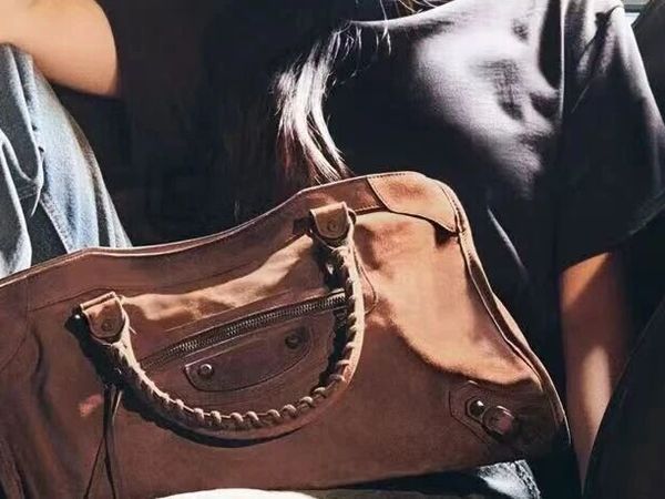 从巴黎世家的两只包看我们为什么还在买奢侈品