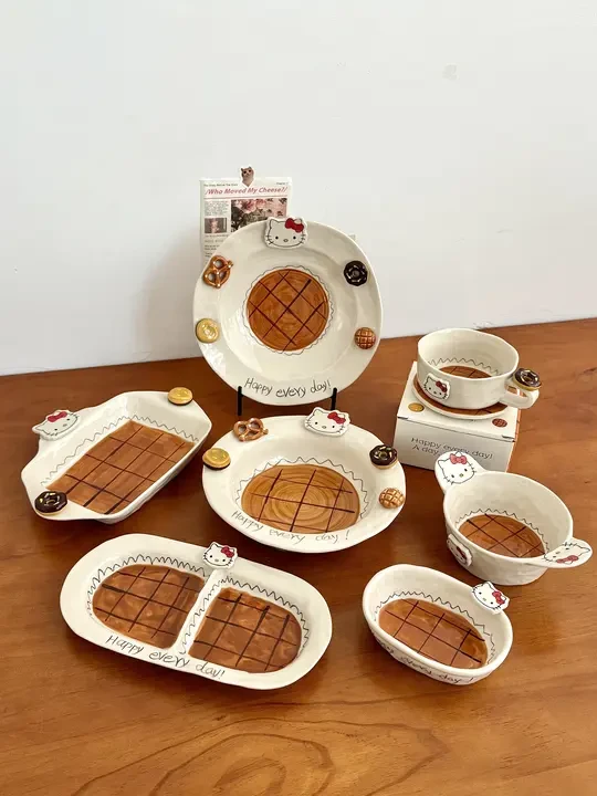 软萌焦糖Kitty餐具，承包你的少女心😍
手绘焦糖纹理搭配经典Hello Kitty，手作陶瓷的质感超棒，用可爱餐具干饭幸福感翻倍～
#餐具#高颜值餐具 #有趣的小众设计餐具 #餐具分享 #陶瓷餐具 
