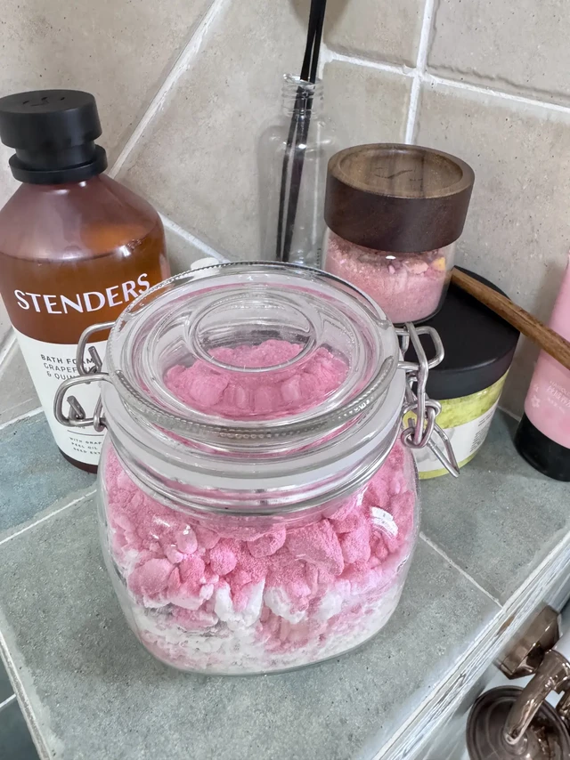 今年双11的快乐是施丹兰STENDERS给的[色色R]
第一次进施丹兰的姐妹可能会很懵圈，我看边上一个小姐姐第一次到店买了个黄金皂就走了，黄金和琥珀风比较大～我呢，还是老样子，产品线，购买规则研究一遍