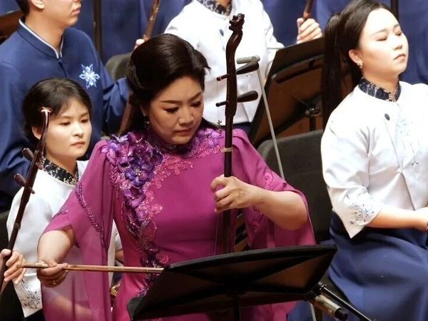 世界首演 | 胡琴名家宋飞倾情演绎《狂想曲·黑土》二胡与民族管弦乐队 作曲:刘卓夫 指挥:叶聪 乐队:哈尔滨音乐学院青年民族乐团