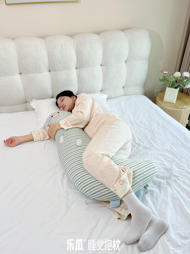 久坐腰酸者的睡眠支撑方案来啦 乐瓜用科学承托悄悄理顺你的夜间姿态 仰睡时腿部支撑区为双膝提供稳定承托，促使腰椎自然舒展 侧睡时手抱区托稳上半身，避免脊柱在睡眠中扭曲偏移 贴身弧线依人体工学原理设计，贴
