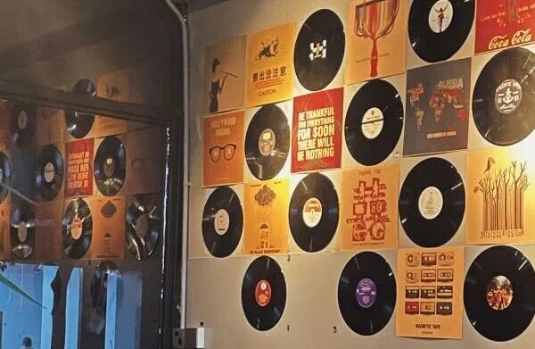 信宜这家藏在巷子里的精酿，让你微醺到不想走！一口就爱到“上头”！喝完一杯再一杯...