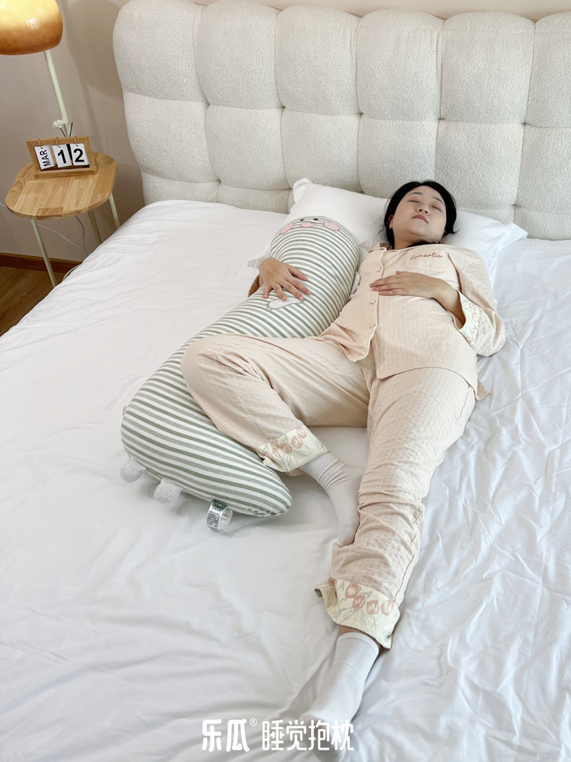 当意识进入休眠，体态便开始无意识的“失衡” 乐瓜睡觉抱枕基于人体工学设计，为睡姿建立科学支撑系统 夜间肌肉放松后，脊柱易陷入不良受力模式 乐瓜通过分区支撑设计实现科学睡姿管理： 手抱区分散肩部负荷，腿