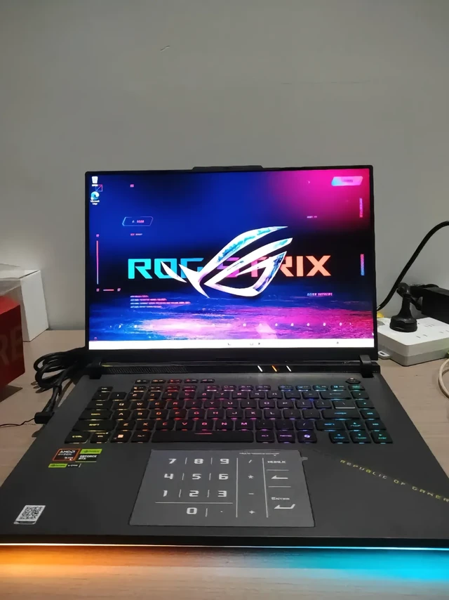 亲身经历,有钱上RTX5070Ti才是比较对的!
前几个月想买一台可以用四五年不过时的游戏本,本来在犹豫5060好还是咬咬牙上RTX5070Ti,毕竟后者有的得一万五了,但我还是买了,买了ROG魔霸