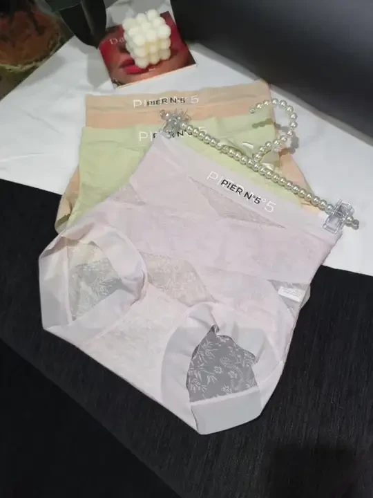 草本初色还得是你啊！新中式高级轻奢浮雕提花收腹内裤，还添加了山茶花，好看好穿巨舒服!升级10A抑菌桑蚕丝的加长底裆，透气性和舒适度没得说！趁价格划算闭眼冲#透气舒适 #面料柔款舒适 #贴身衣物#女士内