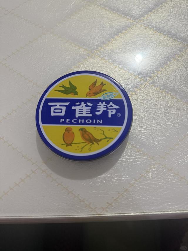 就这个我妈用来搽手的东西，我用来搽了一次脸，天呐，居然比我用的大牌精华，面霜还保湿，之前每天脸干得炸裂，每天各种涂抹，过一两个小时，就干得痛，更别说化妆了，卡粉卡得没眼看。。。自从每天晚上睡前在容易干