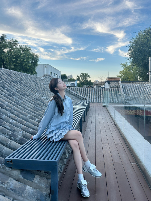 #Kappa明星同款##钟雯冠同款##Kappa背靠背# 刷钟雯冠的小红书，被她脚上的KappaK79OG系列足球鞋吸引！金属感银色鞋面自带未来滤镜，潮牌基因拉满，高级感十足。薄底设计轻量化，走路轻盈