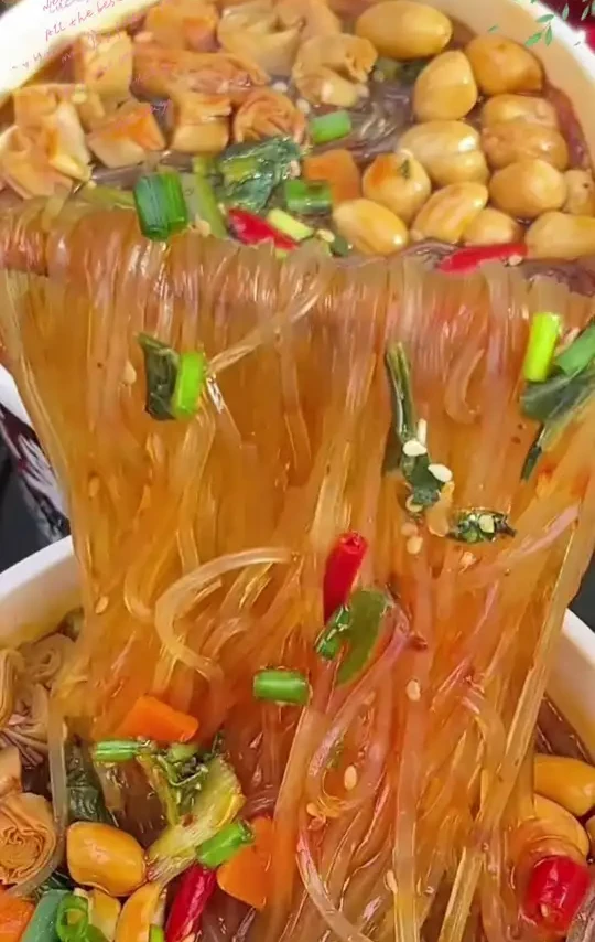 早上晚起忙着上班，冲泡一桶#陈薯酸辣粉黑金版  酸辣过瘾，解饿又解馋，特方便#陈薯酸辣粉黑金版6桶 #嗦粉嗦粉嗦粉