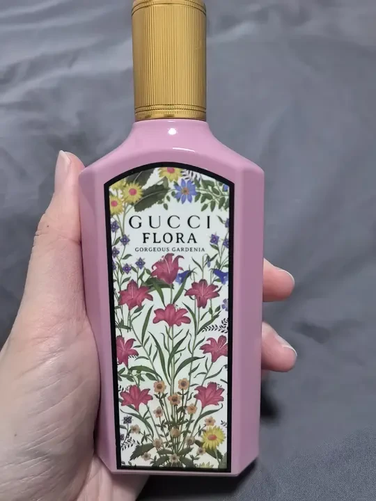 CUCCI绮梦栀子香的香水留香时间这也太短了！
这是入手香水以来最后悔的一次，SKP专柜买的，一千多喷上感觉转个头就没味了，都得使劲吸着闻才能感觉轻微的花香。
哪有你们说的那么好闻，哪有后调啊，后面根