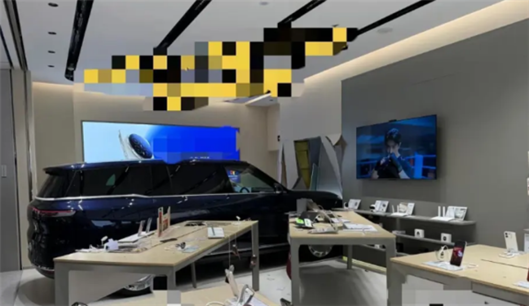 小孩误触商场展车撞入手机店 车企:有人关闭了展车模式