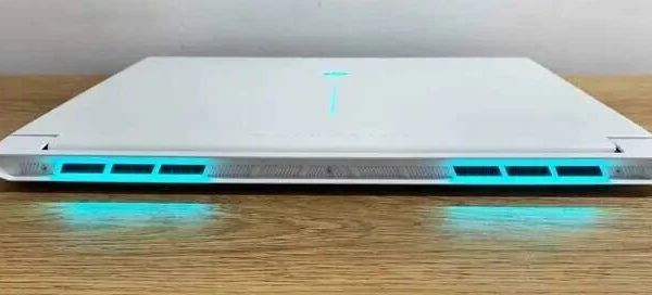 【电竞本—机械师曙光16air】16英寸大屏加32g内存，这款机械师游戏本，开启灯效畅快玩游戏