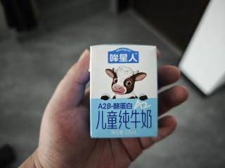 给娃挑奶踩遍坑，直到遇到这款认养一头牛儿童纯牛奶，125ml容量封神！