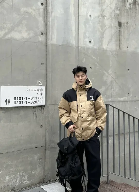 这套机能风穿搭，将“帅气”与“实穿”彻底绑定，日常出门再也不愁没范儿。
👕 内搭简约黑T，清爽又不失细节。
🧥 拼接色连帽冲锋衣，黑黄撞色鲜明利落，防风有型，正好应对深秋天气。
👖 黑色休闲裤，宽松剪