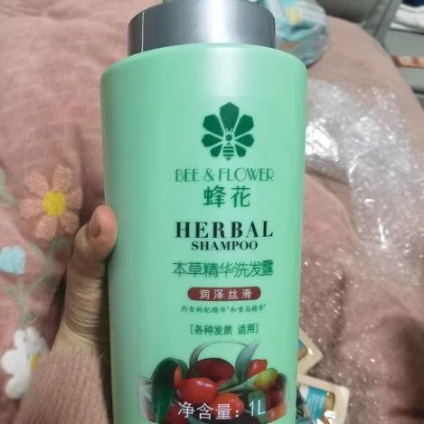 头油头屑总缠着人?试试蜂花本草精华洗发露,它能让你洗出三天清爽且蓬松的头发
