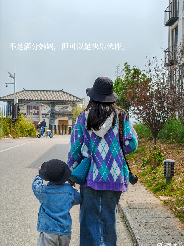 #和杨幂一起聊聊你的年度关键词# 看到央视专访里杨幂「致你的每一步跨越」，深有感触。2025年，我的年度关键词是「突破」——在多重身份的交叠中，我尝试寻找属于自己的平衡与解答。 这一年，我突破了「妈妈