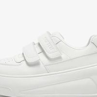 百思图小白鞋：轻盈增高与时尚